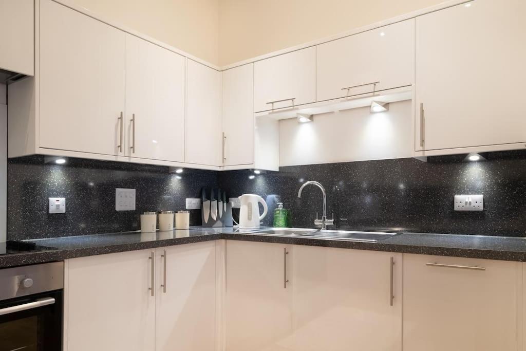 2 Bed 2 Bath Spacious Apartment In Central แอเบอร์ดีน ภายนอก รูปภาพ