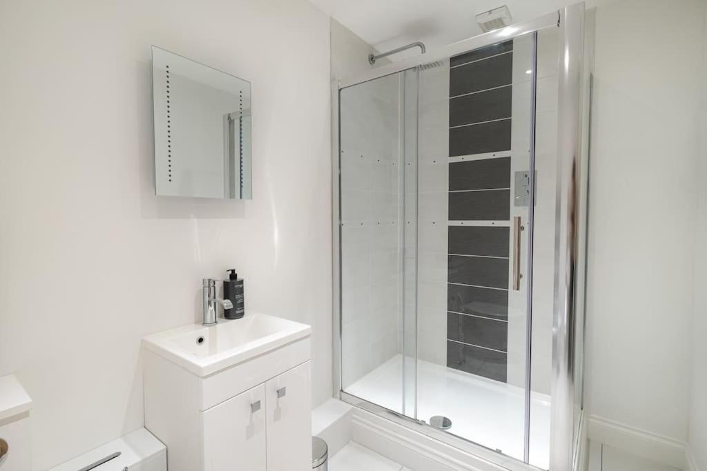 2 Bed 2 Bath Spacious Apartment In Central แอเบอร์ดีน ภายนอก รูปภาพ