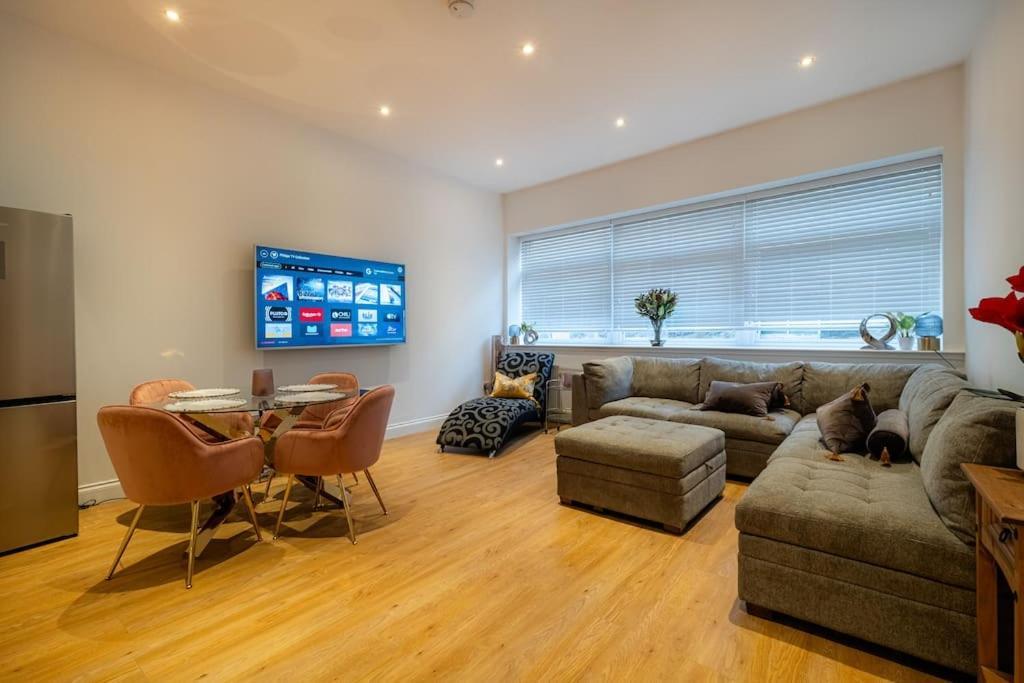 2 Bed 2 Bath Spacious Apartment In Central แอเบอร์ดีน ภายนอก รูปภาพ