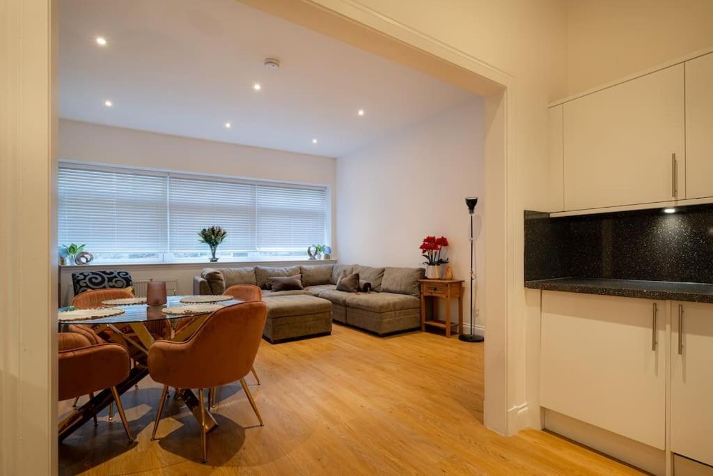2 Bed 2 Bath Spacious Apartment In Central แอเบอร์ดีน ภายนอก รูปภาพ