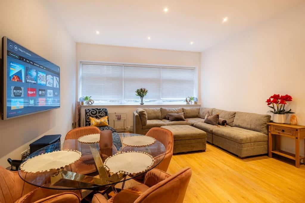 2 Bed 2 Bath Spacious Apartment In Central แอเบอร์ดีน ภายนอก รูปภาพ